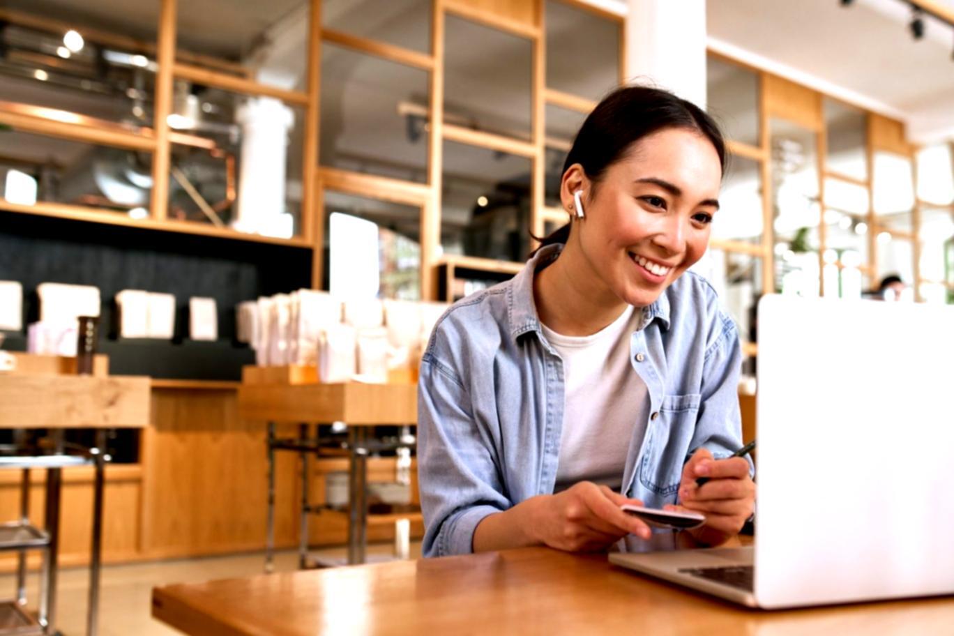 Participanți la curs construind modele financiare